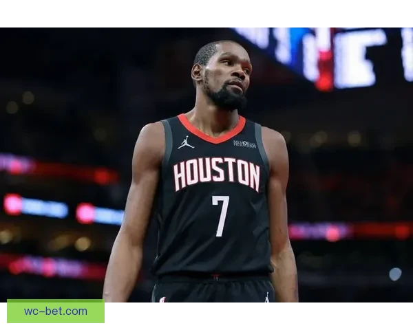 火箭众将庆祝胜利朝杜兰特泼水 乌度卡将比赛用球赠送阿杜